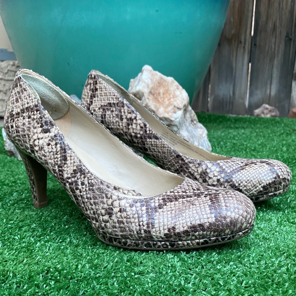 Naturalizer Tan/Cream Snake Print Pumps